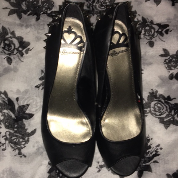 Black spike heels size 6 1/2 FERGALICIOUS BYFERGIE - Picture 2 of 5